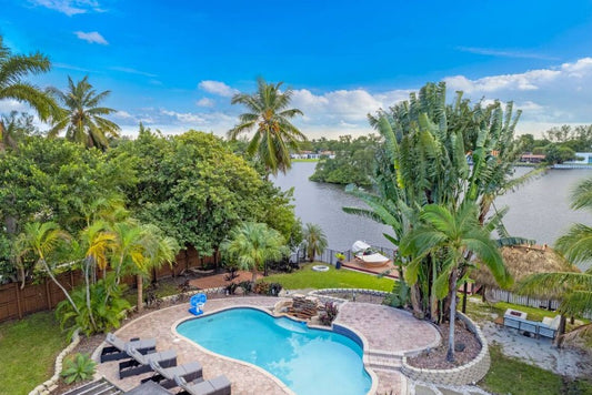 Waterfront Jungle House, Firepit, Kayaks &amp; Sunset