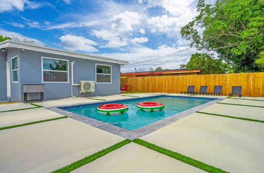 Modern &amp; Cozy Private Pool Home
