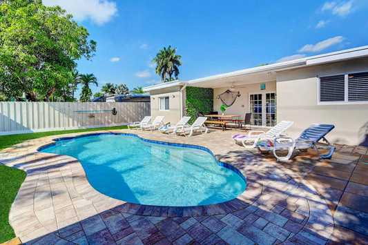 *7095**Great Location 5BR/3BA Heated Pool Minutes From Beach - Main Image