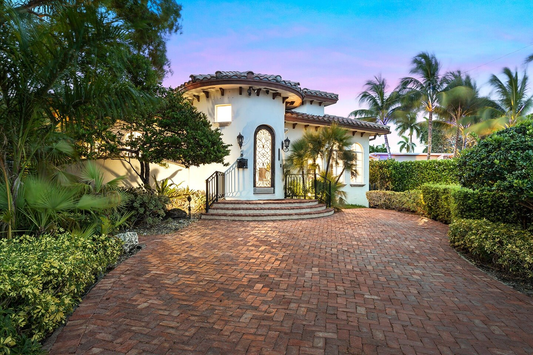 *7185**Luxurious 5BR/3BA Lakefront Villa near Beach - Main Image